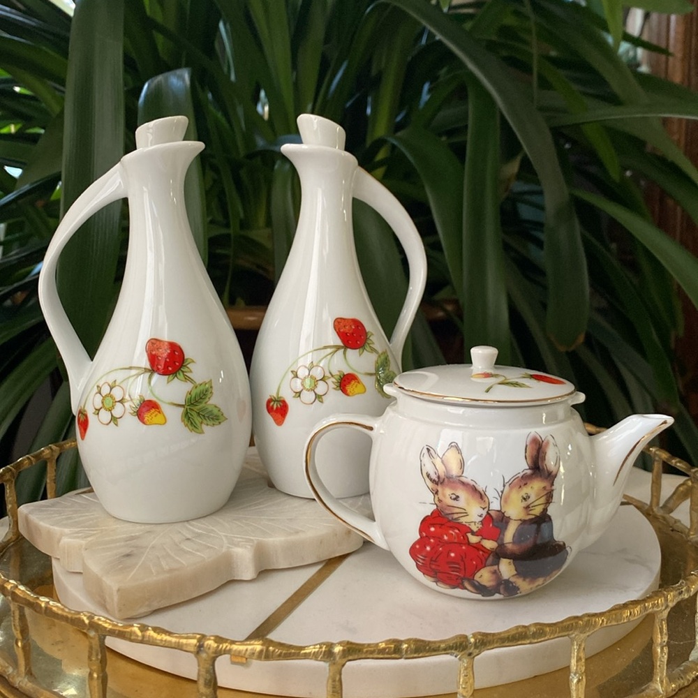 OMC Otagiri Strawberry Bunny 6 Piece Set Oil & Vinegar Cruet + Soy Sauce Teapot